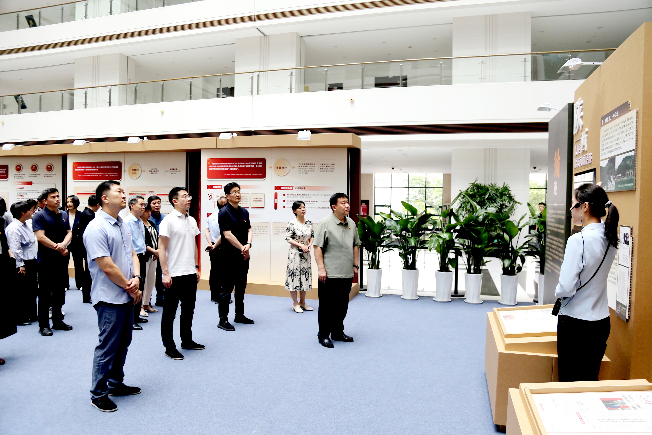 市商务局组织参观树立和践行正确政绩观学习教育专题展
