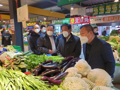 王洪平在济南调研节日市场供应工作