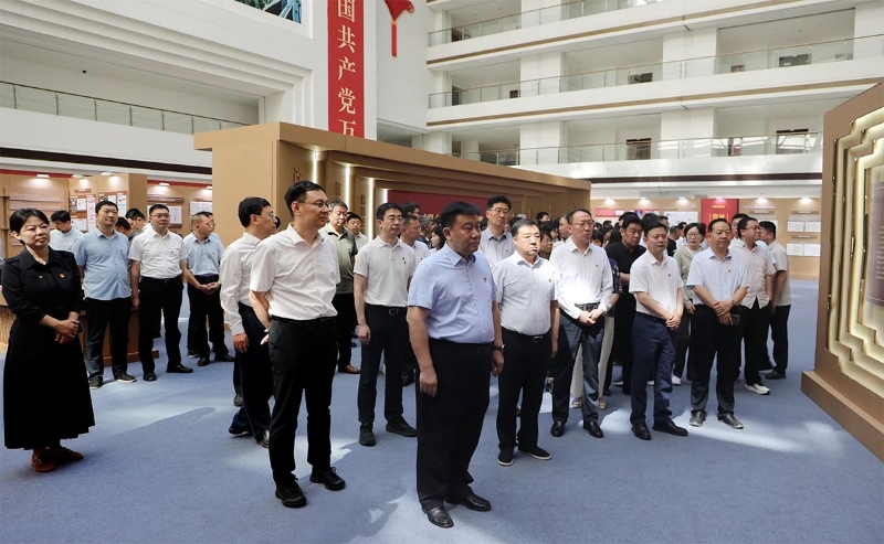 济南市商务局组织参观“铁规矩 硬杠杠——济南市深入贯彻中央八项规定精神学习教育专题展”